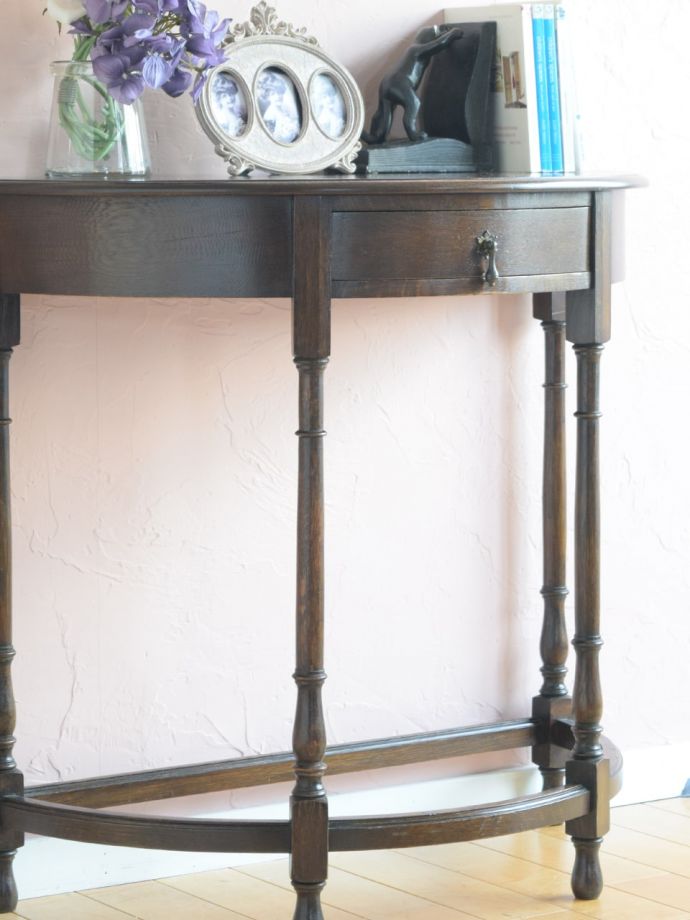アンティーク家具らしさが漂うコンソールテーブル