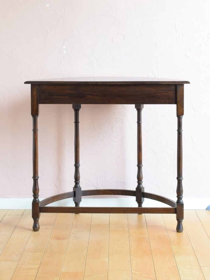 コンソールテーブルの後ろ姿