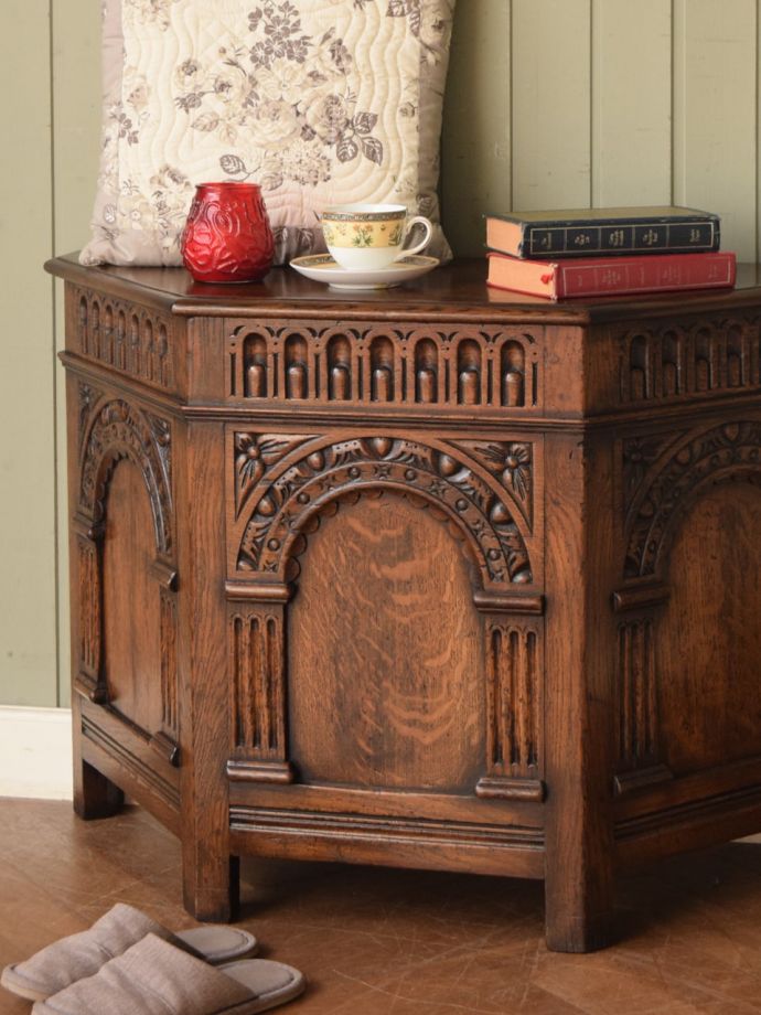 アンティーク家具らしさが漂うブランケットボックス