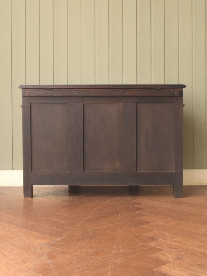 ブランケットボックスの後ろ姿