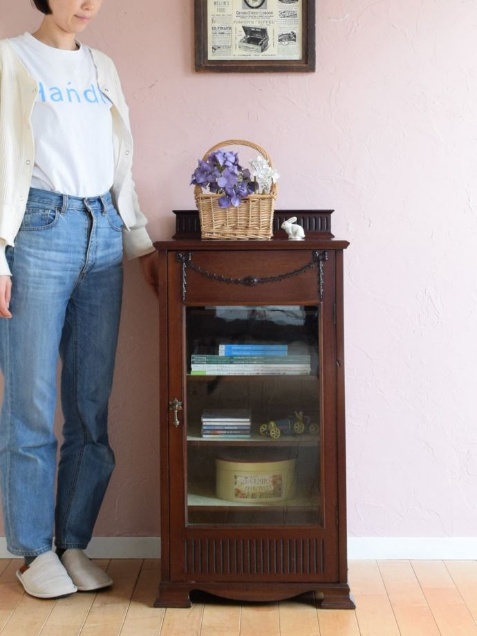 英国アンティークのキャビネット