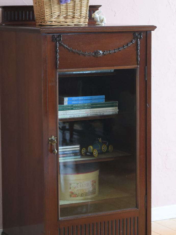 アンティーク家具らしさが漂うキャビネット