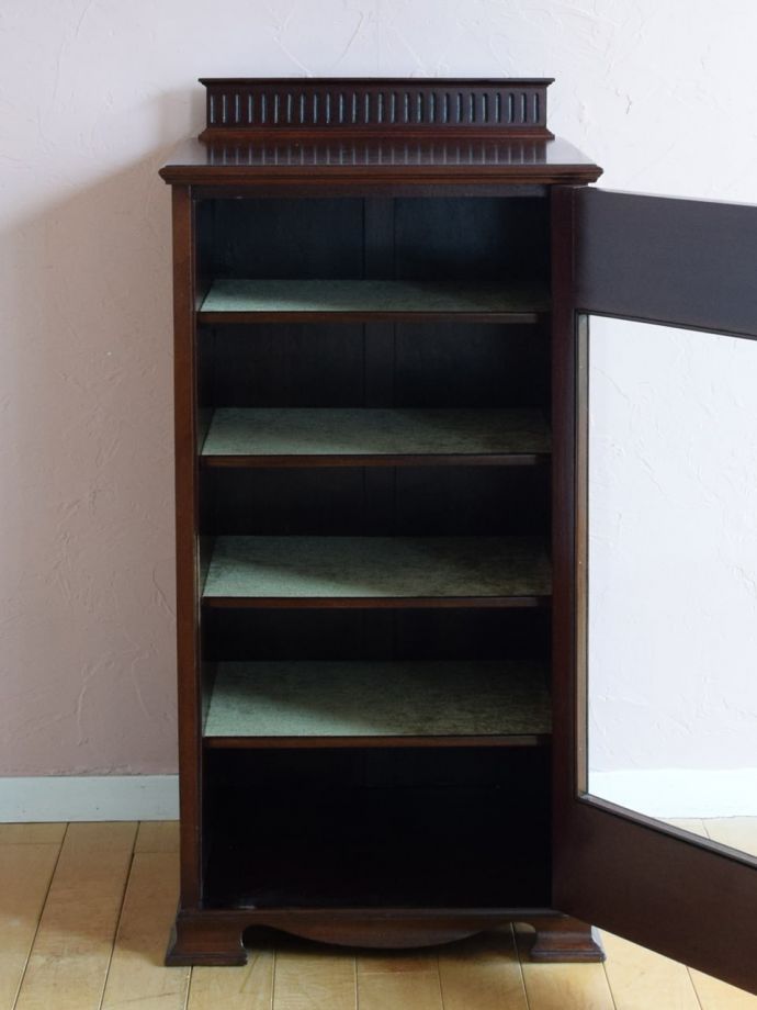 キャビネットの扉の中