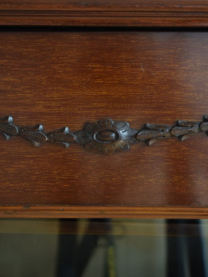 英国アンティーク家具らしい装飾