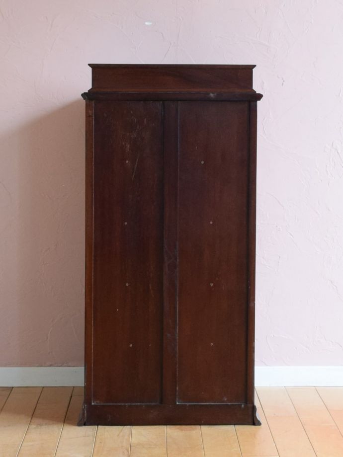 キャビネットの後ろ姿