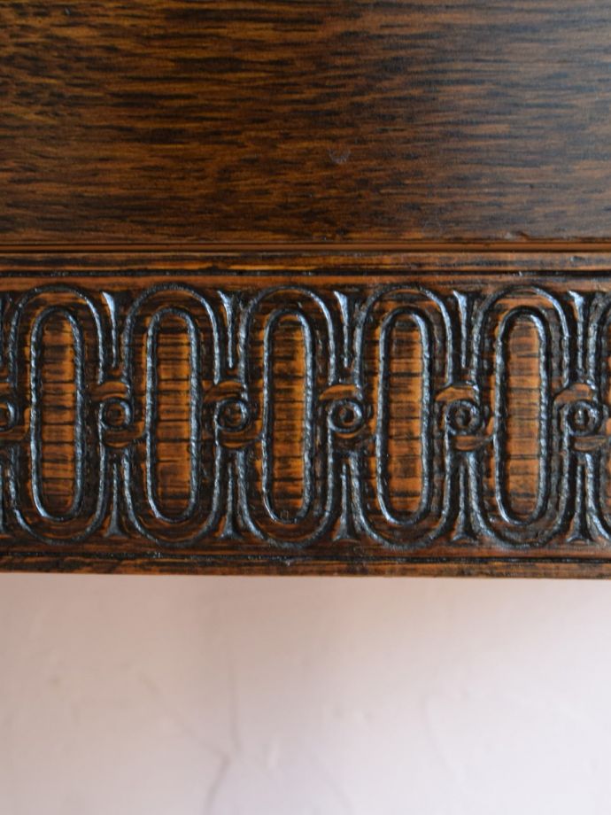 アンティーク家具らしい装飾