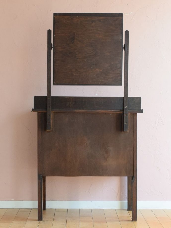 ドレッサーの後ろ姿