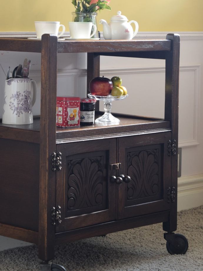 アンティーク家具らしさが漂うワゴン