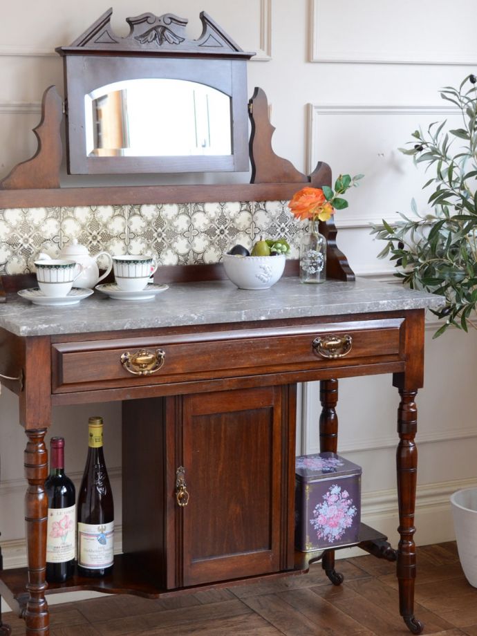 アンティーク家具でしか手に入らないキャビネット