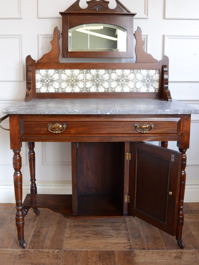 キャビネットの扉の中