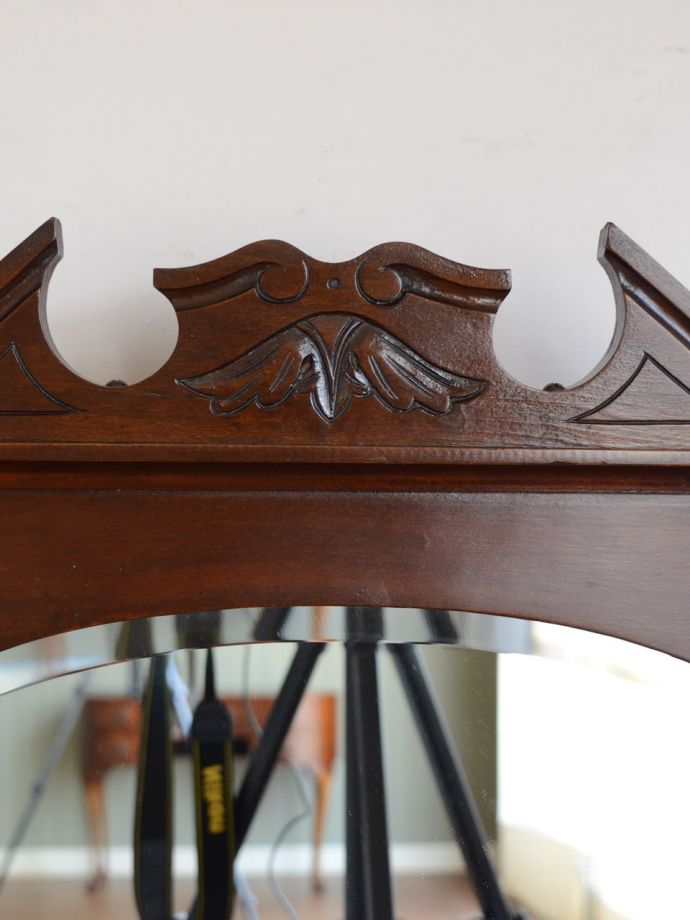 英国アンティーク家具らしい装飾