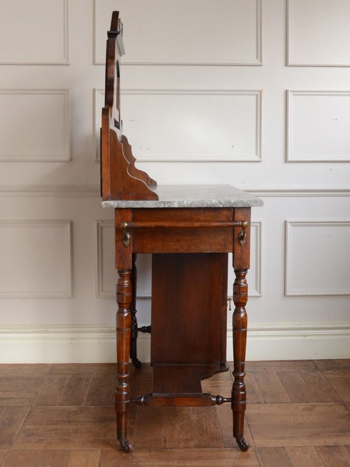 ウォッシュスタンドの側面