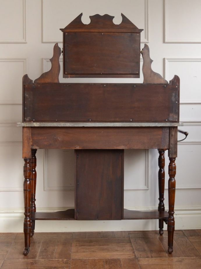 キャビネットの後ろ姿