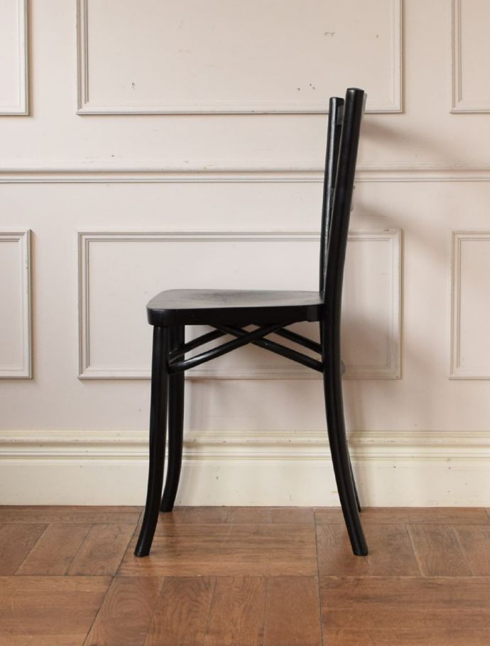 ベントウッドチェアの側面