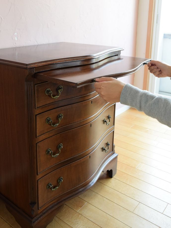 スライディングトレイ付きのチェスト