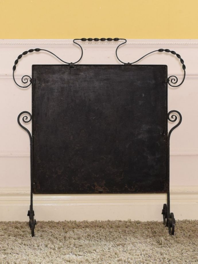 スクリーンの後ろ姿