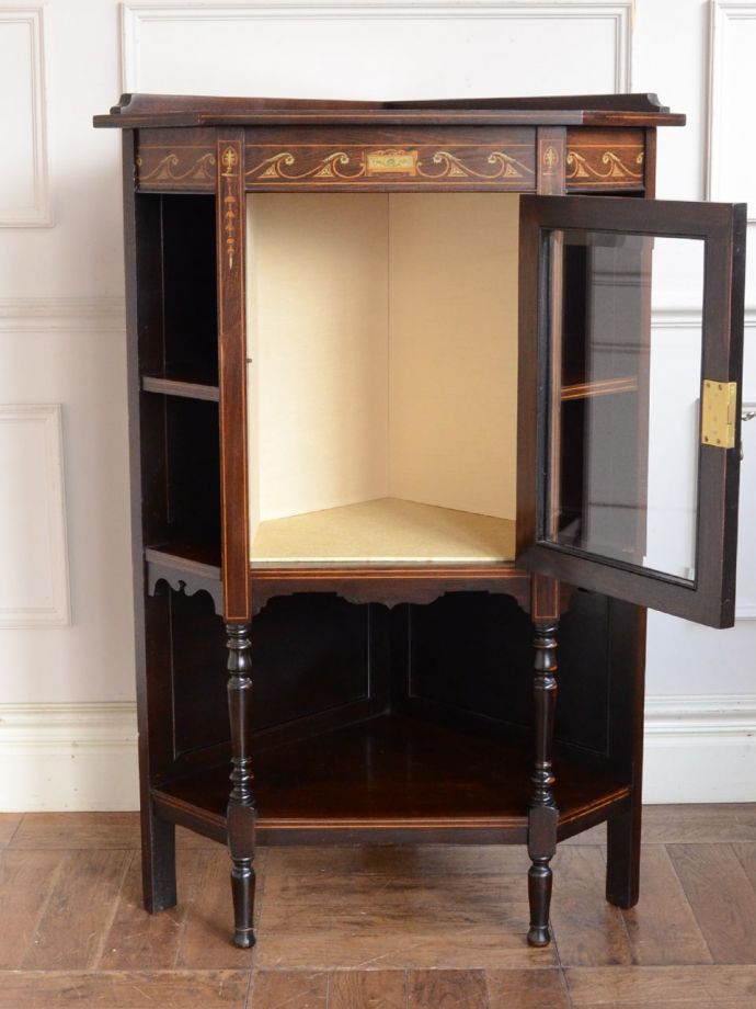 ガラスキャビネットの扉の中