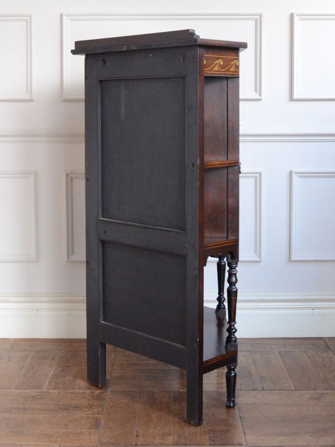 キャビネットの側面