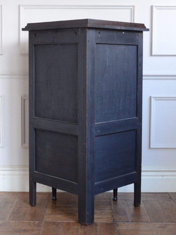 キャビネットの後ろ姿