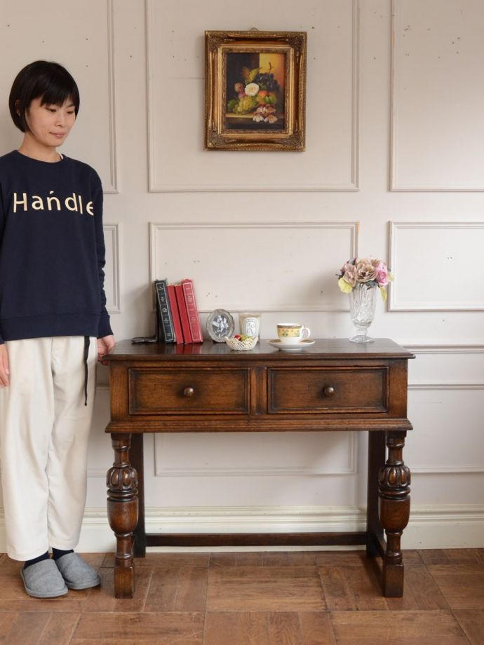 英国アンティークのコンソールテーブル