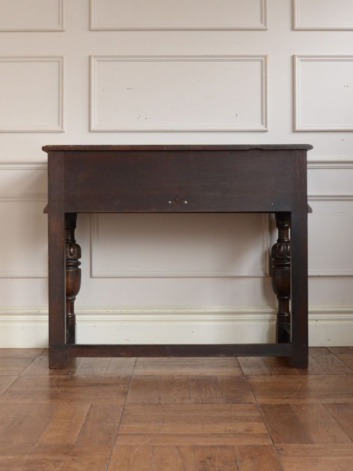 コンソールテーブルの後ろ姿