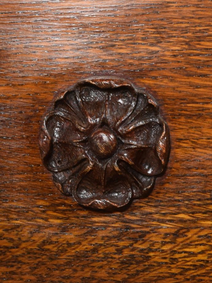 アンティーク家具の装飾