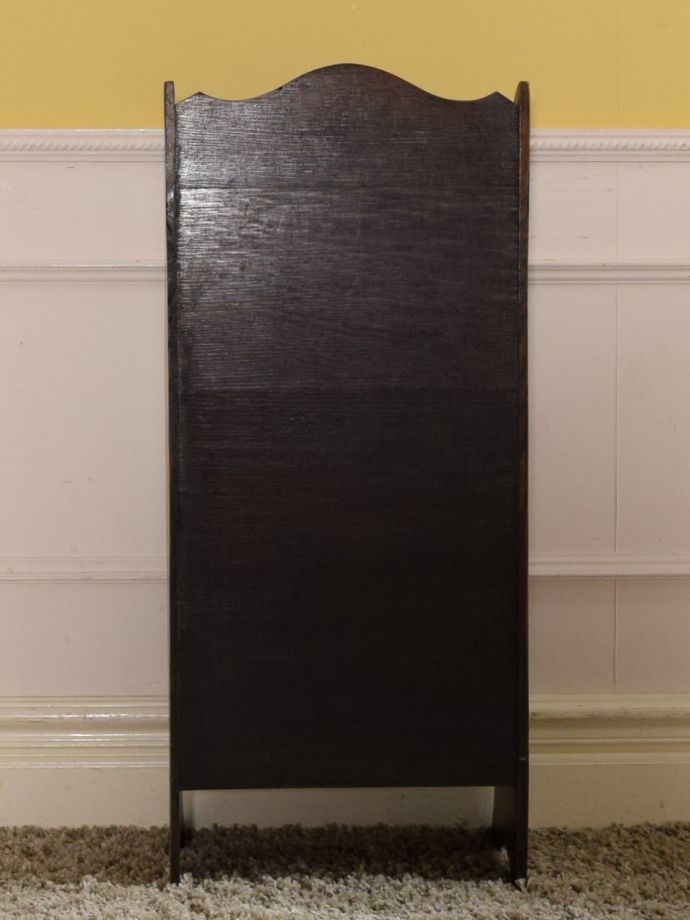 マガジンラックの後ろ姿