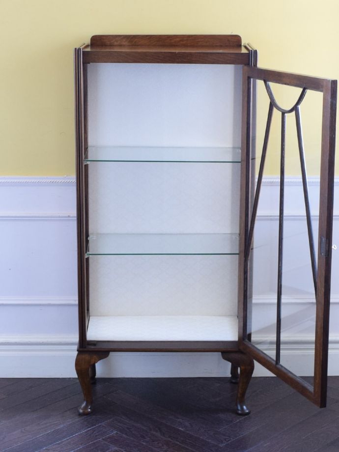 ガラスキャビネットの扉の中