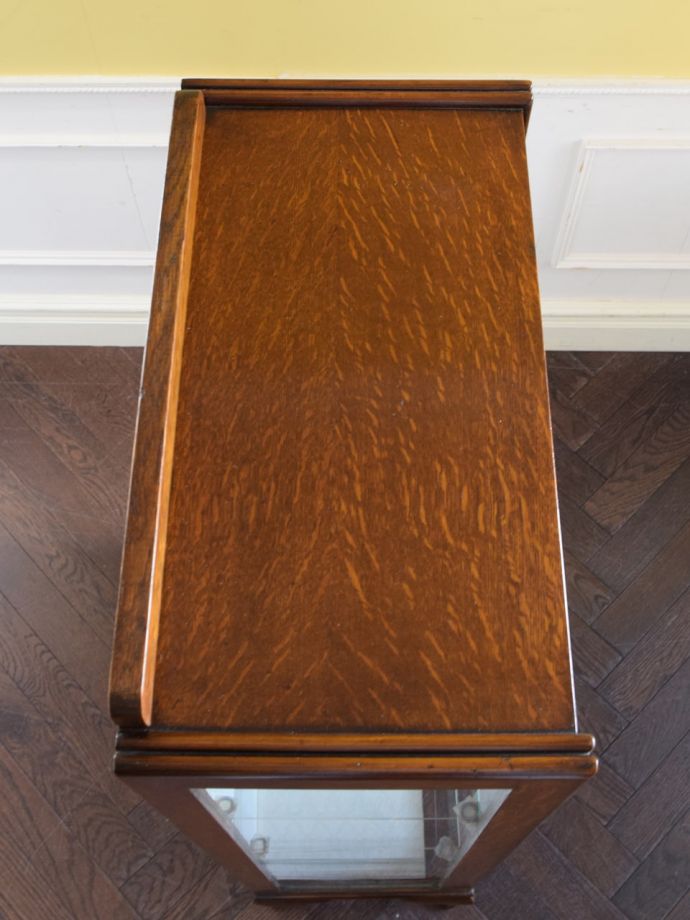 アンティークキャビネットの天板