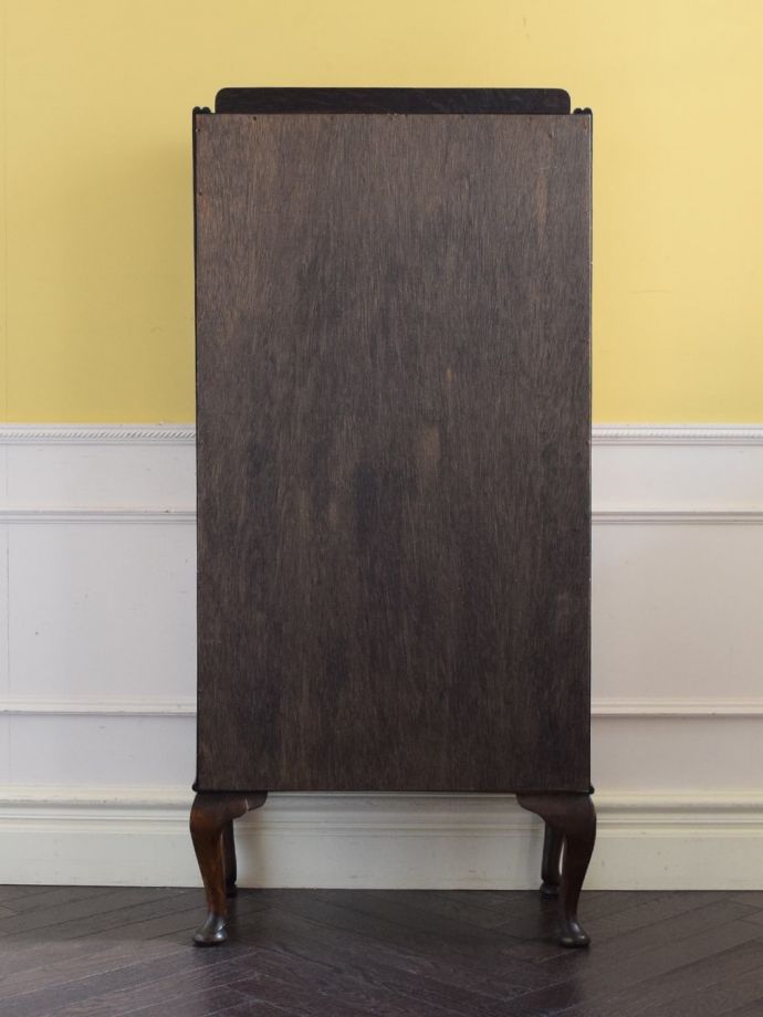 キャビネットの後ろ姿