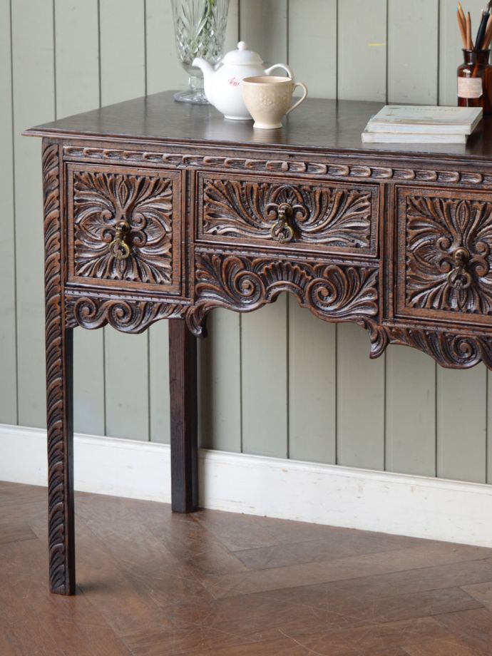 アンティーク家具らしさが漂うデスク