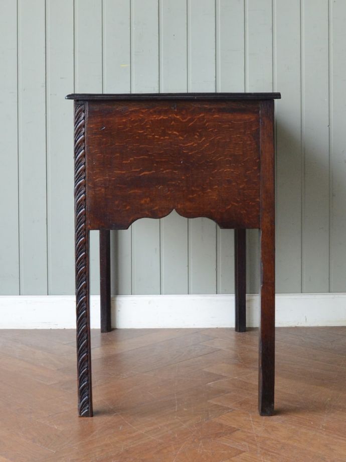 書斎デスクの側面