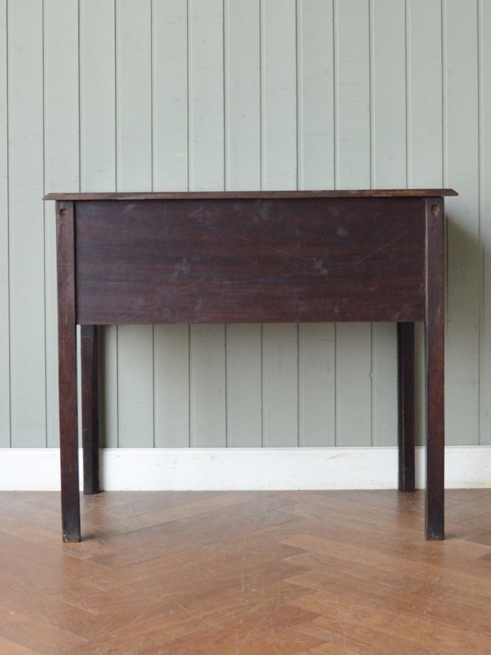 アンティークデスクの後ろ姿