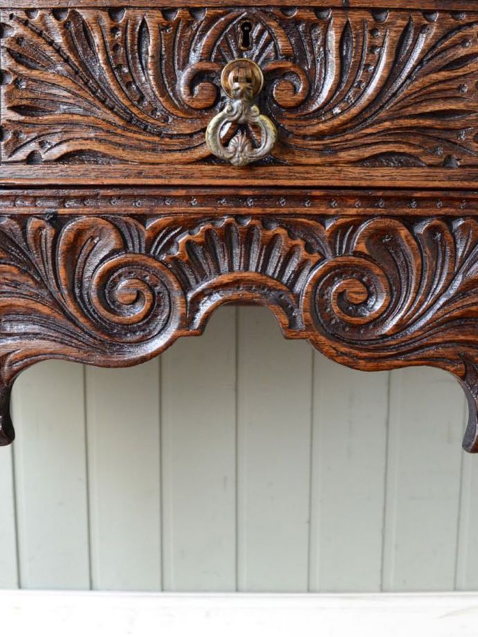 英国アンティーク家具らしい装飾