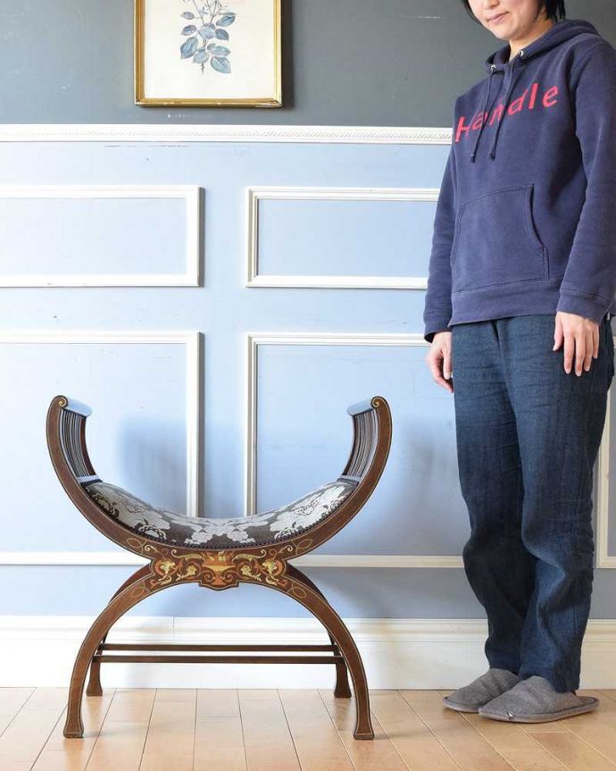 布座面 アンティーク チェア 象嵌の装飾入りが美しい、マホガニー材のアンティークスツール。座るのはもちろん、目で楽しめる椅子最上級の高級感を漂わせてくれるアンティークの椅子。(q-274-c)