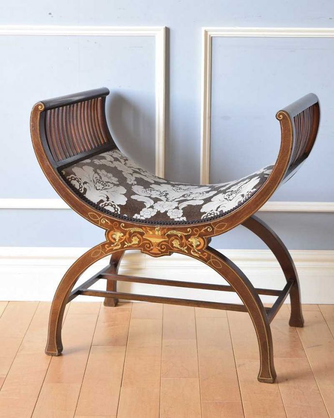 布座面 アンティーク チェア 象嵌の装飾入りが美しい、マホガニー材のアンティークスツール。しっかり修復してあるので安心してお使い下さいいろんな修復方法がありますが、Handleでは一度バラしてから再び組み直していますので自信があります。(q-274-c)