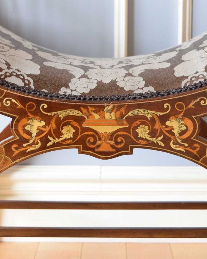 布座面 アンティーク チェア 象嵌の装飾入りが美しい、マホガニー材のアンティークスツール。華やかな象嵌の模様木を組み合わせることで作る象嵌で描かれた模様。(q-274-c)