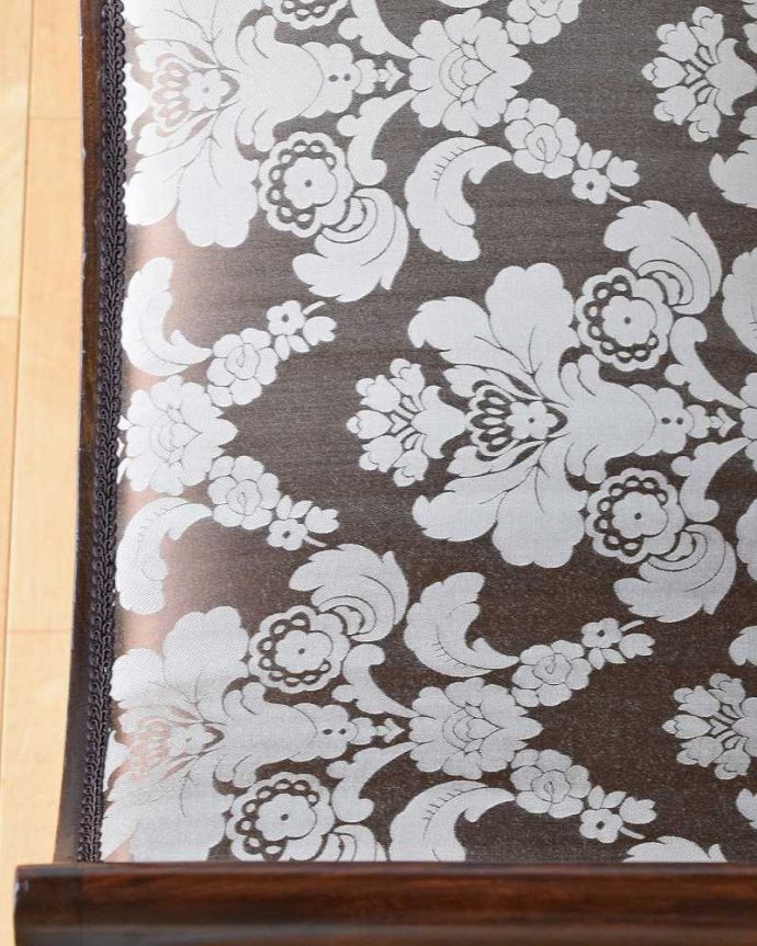 布座面 アンティーク チェア 象嵌の装飾入りが美しい、マホガニー材のアンティークスツール。生地のセレクトもこだわりましたスツールが持っている雰囲気をそのままお届けしたくて、この子に似合うと思う生地を選びました。(q-274-c)