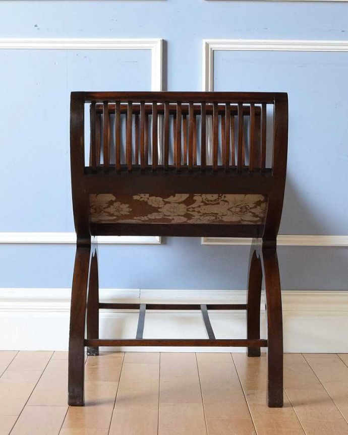 布座面 アンティーク チェア 象嵌の装飾入りが美しい、マホガニー材のアンティークスツール。360度、どこから見ても美しいしっかり修復したので、どの角度から見てもキレイです。(q-274-c)