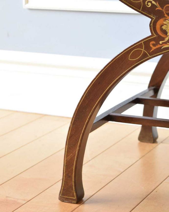 布座面 アンティーク チェア 象嵌の装飾入りが美しい、マホガニー材のアンティークスツール。移動もラクラクの理由は…Handleのアンティークチェアの脚の裏には、フェルトキーパーをお付けしていますので、持ち上げず床を滑らせてお使い頂けます。(q-274-c)
