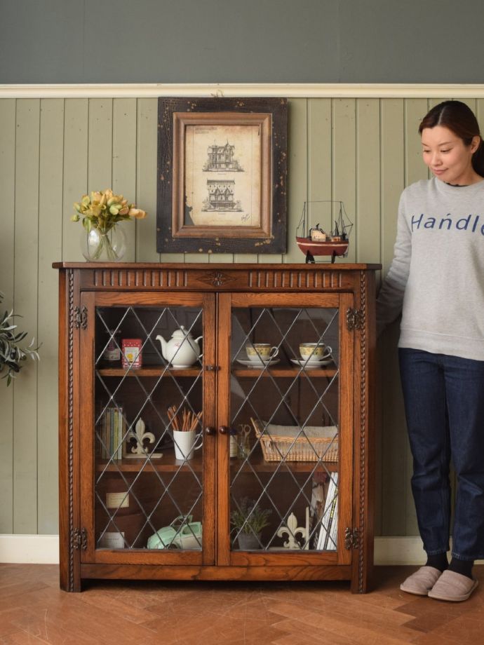 英国アンティークのキャビネット