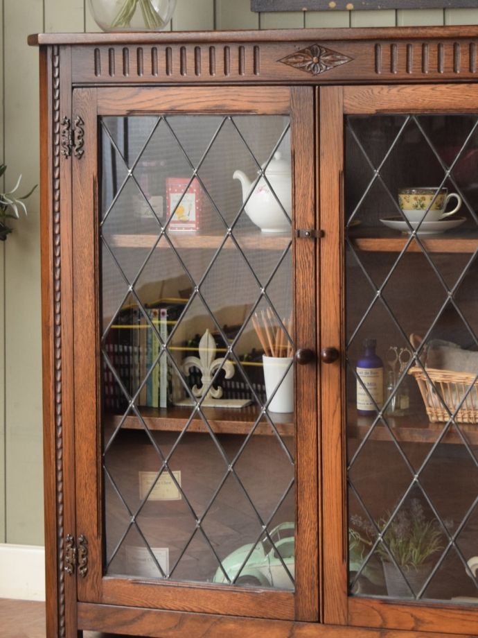 ステンドグラスの扉が美しいキャビネット