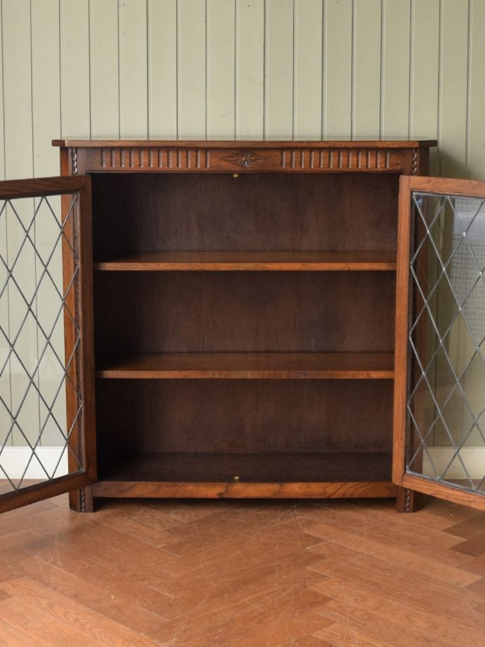 キャビネットの扉の中