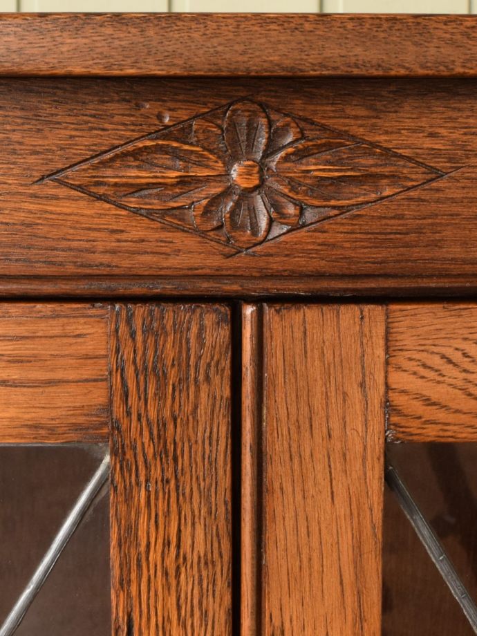 英国アンティーク家具らしい彫