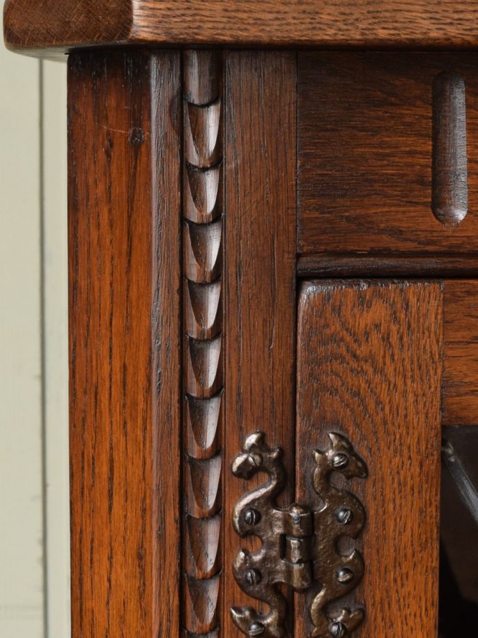 アンティーク家具らしい装飾