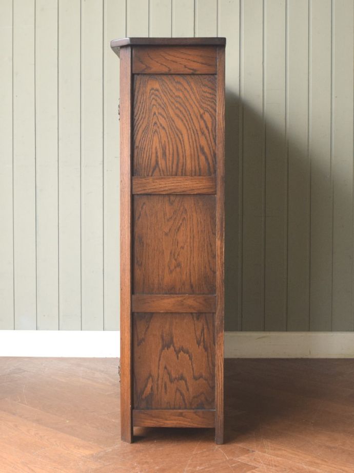 キャビネットの側面