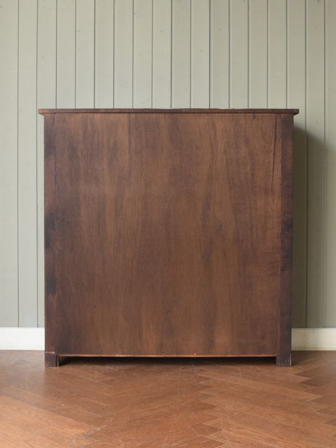 キャビネットの後ろ姿