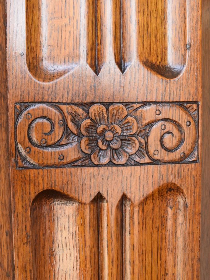 英国アンティーク家具らしい装飾