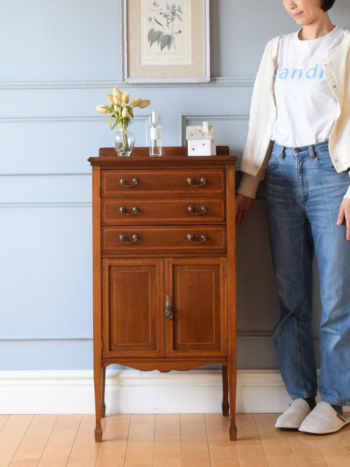 アンティークのサイドキャビネット