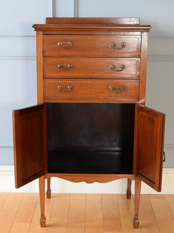 サイドキャビネットの扉の中